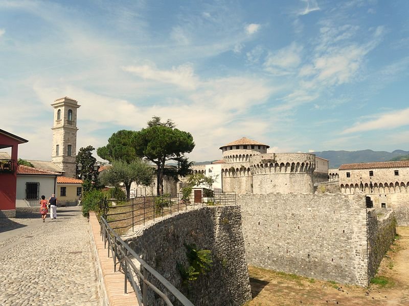 Vacanza con il cane a Sarzana: esplora la Liguria con il tuo amico a quattro zampe